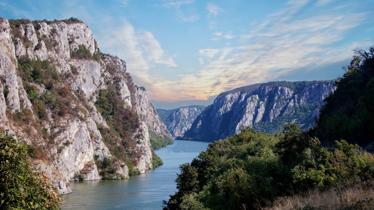 river between mountains