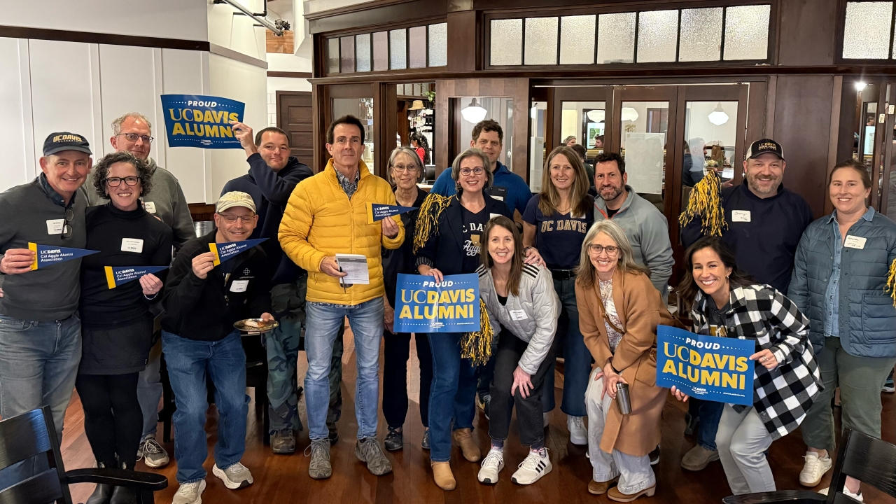Alumni in Oregon at a Happy Hour Event